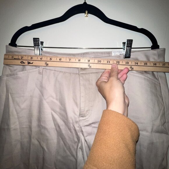 St. Johns Bay Womens Mid-Rise Capri Pants Beige Size 12‎ - Picture 5 of 10